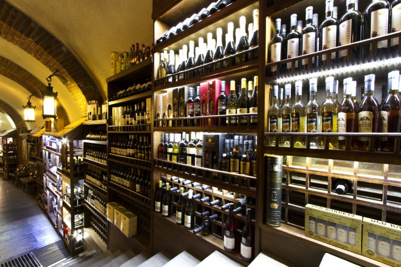 bar-LE REVEST LES EAUX-min_world_street_travel_shop_canon_georgia_wine_bottles-429767